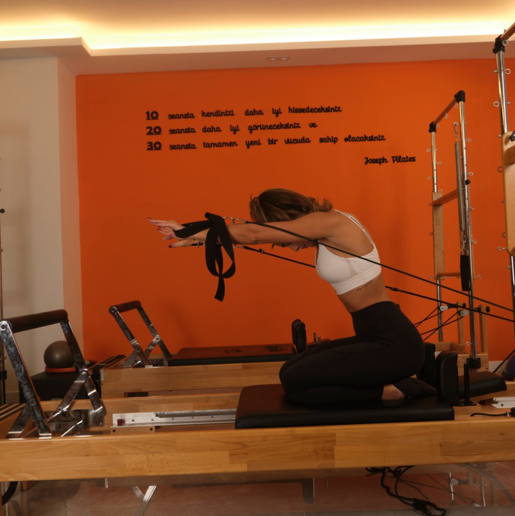 Fitamine aletli pilates — direnç bandı ile egzersiz