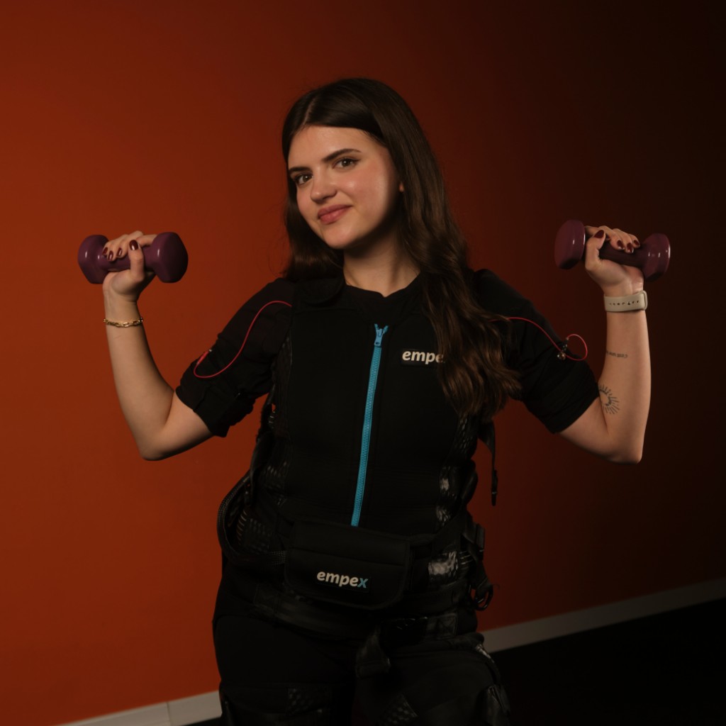 Fitamine EMS sıkılaşma antrenmanı — dambıl ile egzersiz
